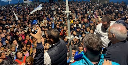 Juan Pablo "Pata" Medina, a la derecha de la imagen, escucha a su hijo Puly Medina, en la asamblea del jueves por la noche