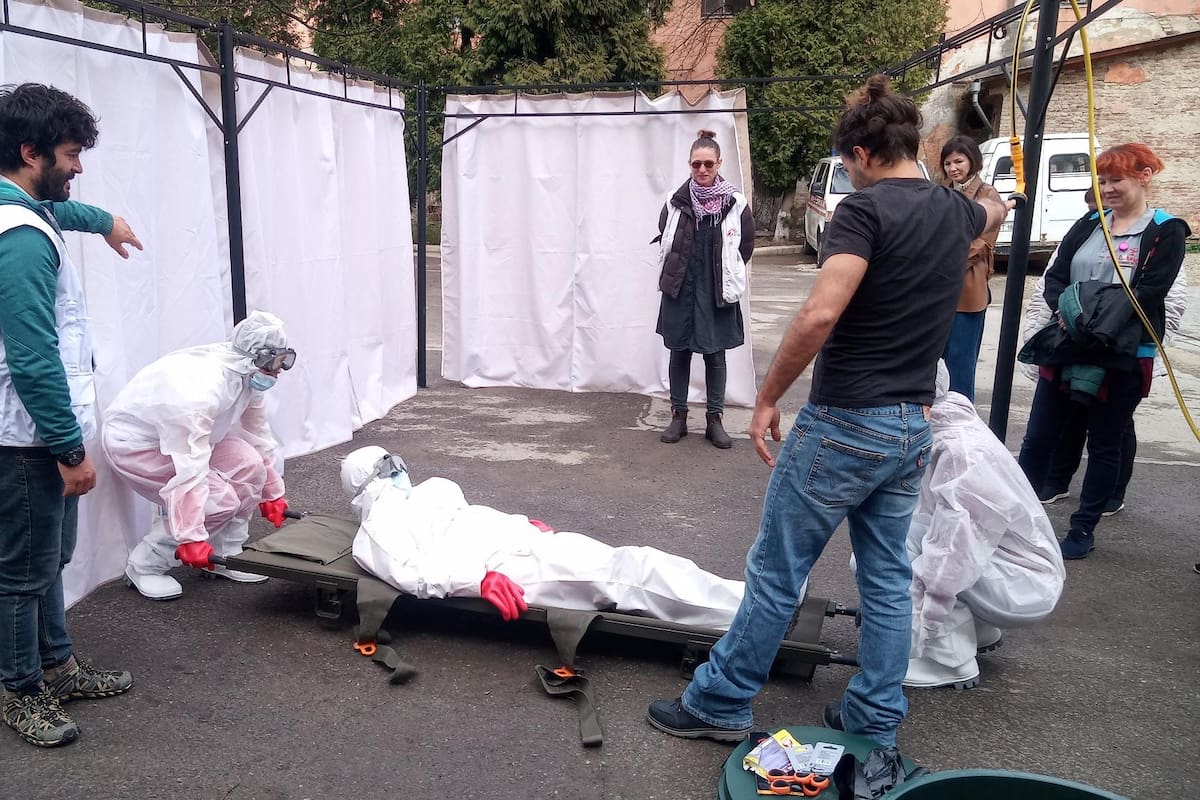 Juan Pablo Sánchez (a la izquierda) dirige una capacitación en respuesta a ataques nucleares, químicos y biológicos para personal de salud al sudoeste de Ucrania