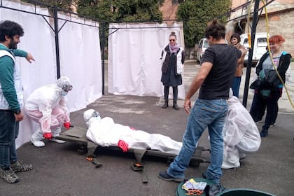 Juan Pablo Sánchez (a la izquierda) dirige una capacitación en respuesta a ataques nucleares, químicos y biológicos para personal de salud al sudoeste de Ucrania