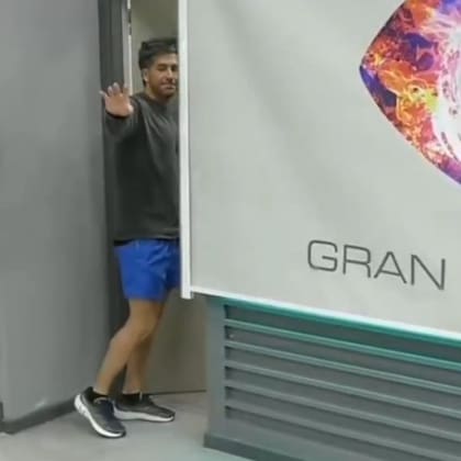 Juan Pablo se cruzó con la producción y los saludó