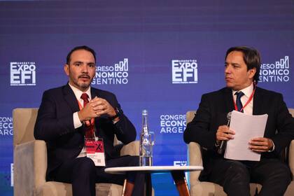 Juan Pablo Valdés, gobernador de Corrientes, subrayó que las provincias deben adaptarse a un nuevo contexto de competencia; aquí sentado junto a José del Río