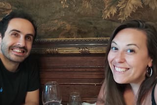 Se conocieron en la secundaria, a los 27 eligieron convivir y hace 12 años abrir la pareja