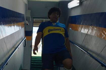 Juan Palomino, en la piel de Diego Maradona, en una escena del último capítulo de la serie de Amazon Prime Video