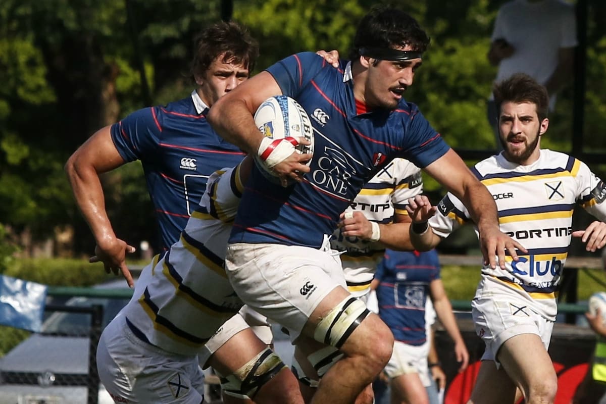 Juan Patricio Anderson, ala de Alumni, encara con potencia frente a Tucumán Lawn Tennis; según el entrenador Santiago Van der Ghote, este año el plantel no era "como para salir campeones, pero sí como para estar entre los cuatro primeros".