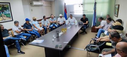 Juan Pazo y Facundo Sartori (negro) ministro del Agro de Misiones, junto a directores del INYM y productores que defienden la regulación de precios en la materia prima yerbatera. No estuvieron en la reunión los representantes de la industria, a favor de los cambios que establece el DNU 70/2023