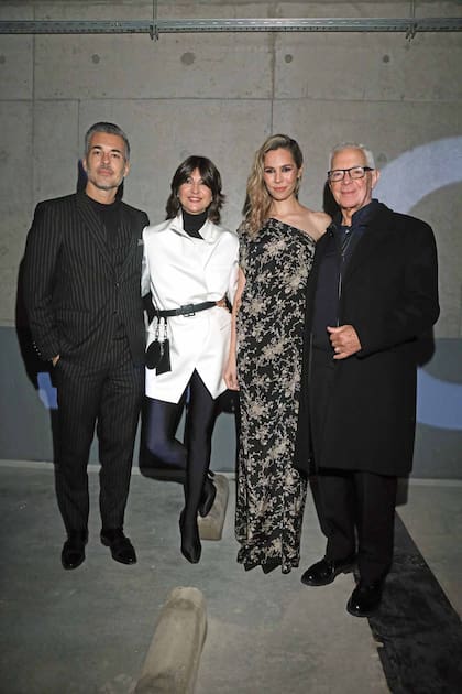 Juan Pons y Evangelina Bomparola (juntos desde hace veintitrés años) posan junto a Elina y Eduardo Costantini.