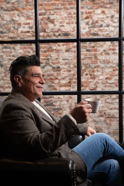 Juan, que terminó una película con Nazareno Casero, sigue con Cartas de Julio y con Sinvergüenza, dos obras de teatro. Y mientras termina su proyecto sobre su familia, está escribiendo un guion sobre el atentado de Anastasio Somoza en Paraguay.