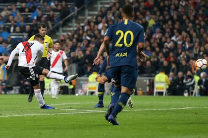 Juan Quintero ya remató: está a punto de marcar el gol más importante de su vida. River, campeón de la Copa Libertadores.