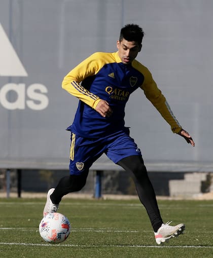 Juan Ramírez, en acción en su primera práctica con Boca
