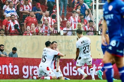 Juan Ramírez en plena euforia por el primer gol, en el que tuvo muchísimo que ver Ángelo Martino (23).
