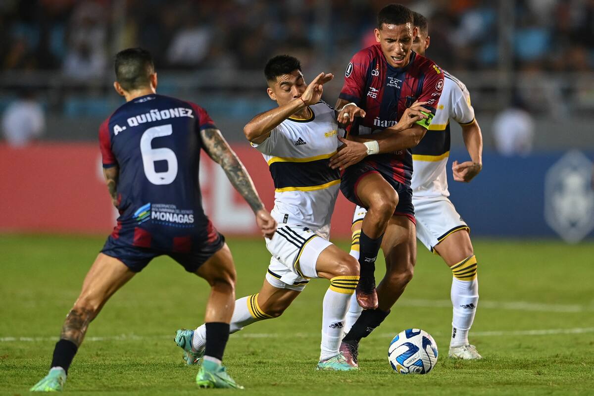 Juan Ramírez intenta avanzar y forcejea con el capitán Andrés Romero; en Maturín, Boca tuvo pequeñas luces y muchas sombras en el debut frente a Monagas, en el Grupo F de la Copa Libertadores