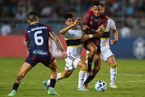 Juan Ramírez intenta avanzar y forcejea con el capitán Andrés Romero; en Maturín, Boca tuvo pequeñas luces y muchas sombras en el debut frente a Monagas, en el Grupo F de la Copa Libertadores