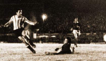 Juan Ramón Verón define para el 2-0 de Estudiantes ante Palmeiras en el Centenario, en el desempate de la final de la Libertadores de 1968