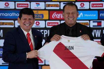 Juan Reynoso (derecha) es presentado como nuevo técnico de la selección de Perú por el presidente de la Federación, Agustín Lozano (izquierda), el miércoles 3 de agosto de 2022 (AP Foto/Martín Mejía)