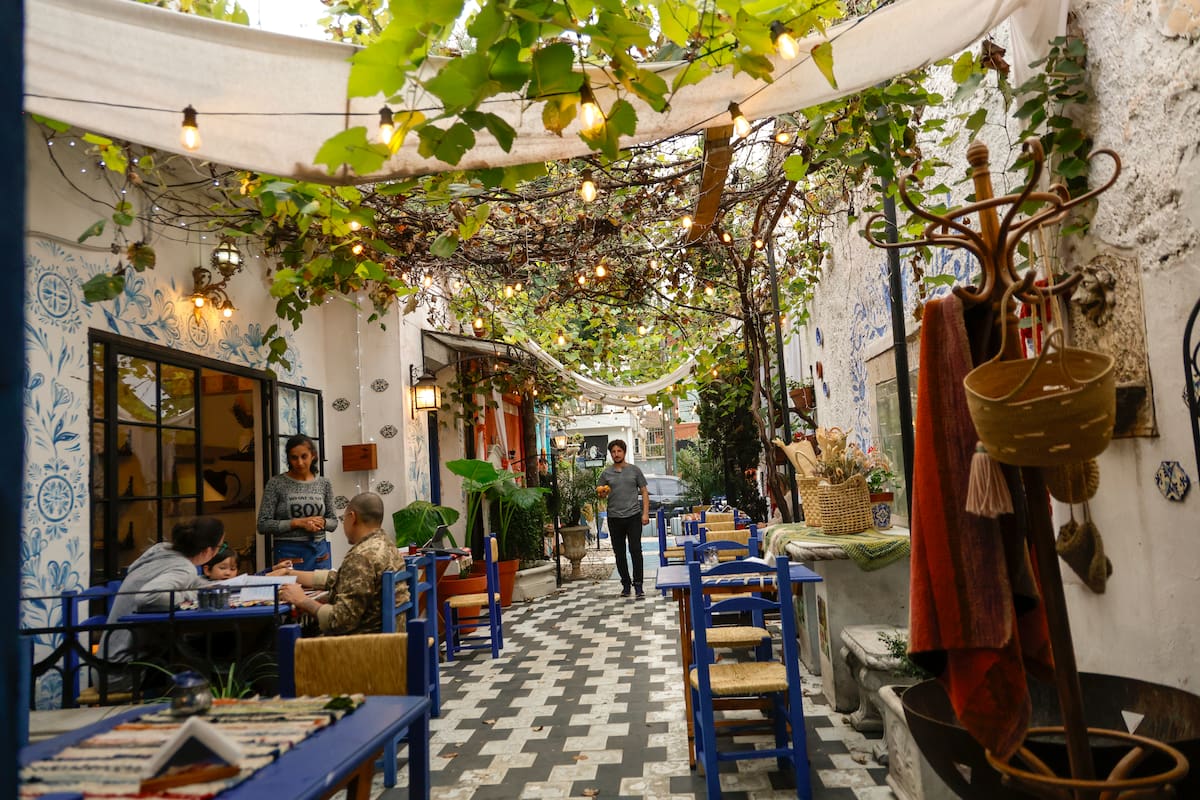 Juan Reynoso Vizcaíno y su Patio Terrero, cafe y almacén de productos orgánicos.