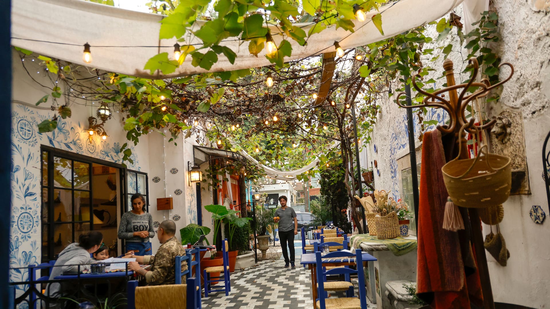 Juan Reynoso Vizcaíno y su Patio Terrero, cafe y almacén de productos orgánicos.