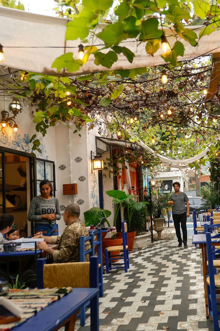 Juan Reynoso Vizcaíno y su Patio Terrero, cafe y almacén de productos orgánicos.