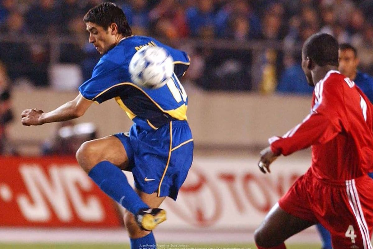 Juan Riquelme y un lujo ante Samuel Kuffour, autor del único gol de la final Intercontinental entre Boca y Bayern