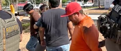 Juan Robles estuvo escondido en el techo de la construcción por aproximadamente dos horas