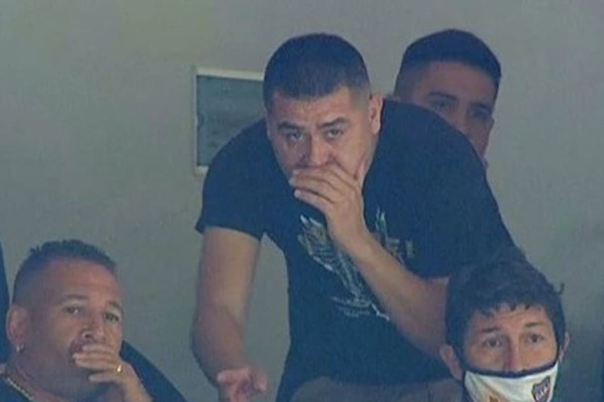 Juan Román Riquelme, "Chipi" Barijho y Jorge Bermúdez en la platea de La Bombonera mirando el superclásico del último domingo