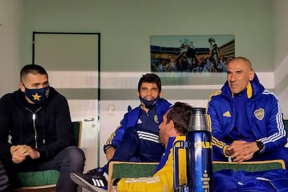 Juan Román Riquelme con Hugo Ibarra y el Cata Díaz en un palco de la cancha de Banfield