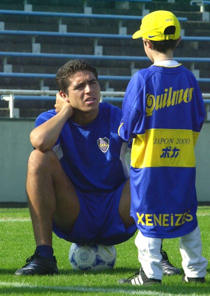 Juan Roman Riquelme con un chico hincha de Boca en el estadio Nishigaoka, a dos días de la final con Real Madrid; el 26 de noviembre de 2000