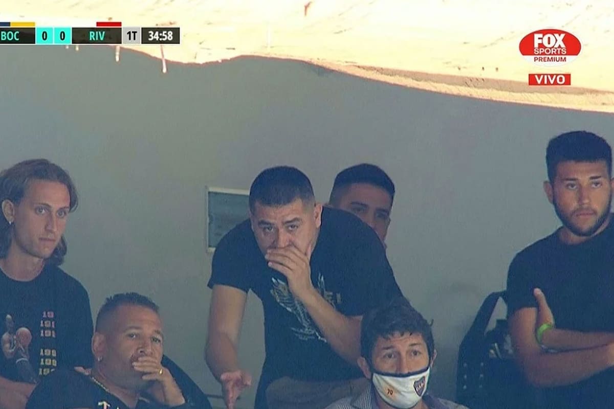 Juan Román Riquelme, en el palco, junto a familiares y ex compañeros, hoy con cargos en el club