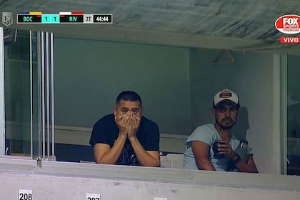 Juan Román Riquelme, en el palco, junto a Leandro Gracián