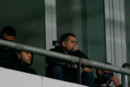 Juan Román Riquelme, ídolo y vicepresidente de Boca, atento a lo que sucedía en el campo de juego