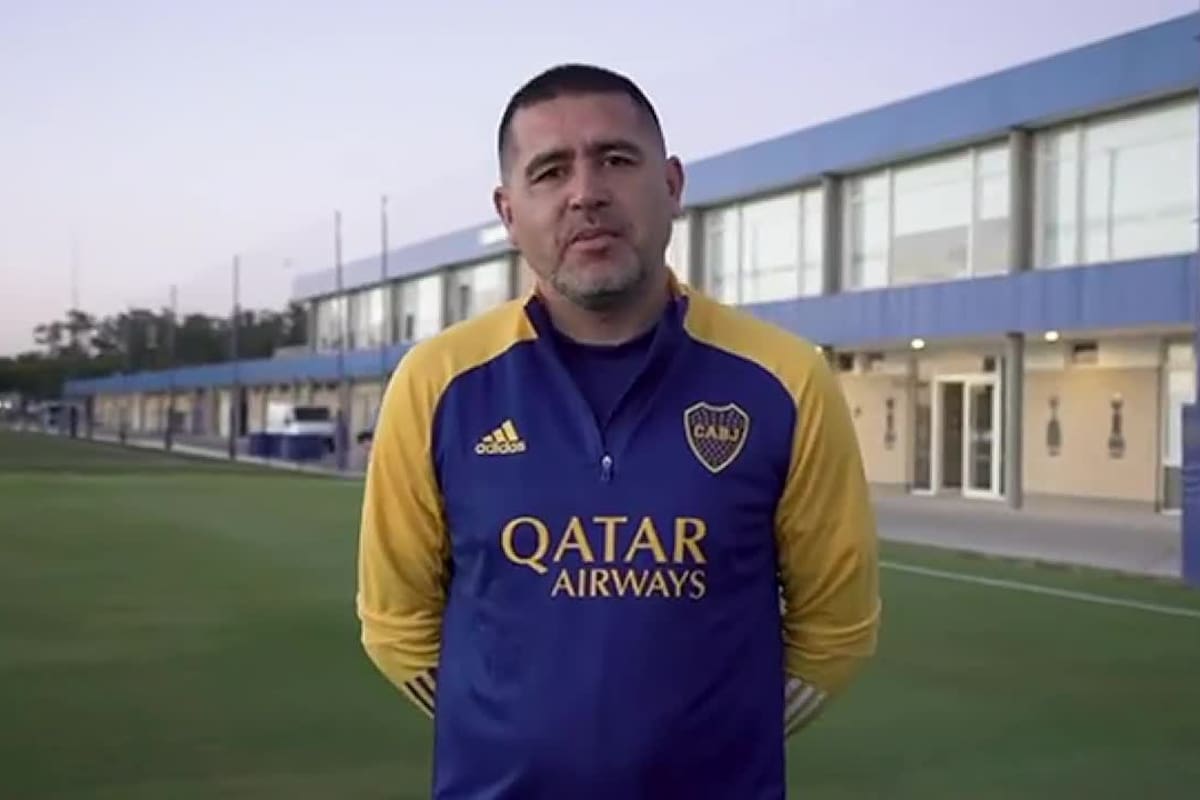 Juan Román Riquelme, junto a su equipo de trabajo, se acercó al plantel para darles diversos mensajes de cara al partido con River.