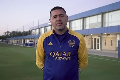 Juan Román Riquelme, junto a su equipo de trabajo, se acercó al plantel para darles diversos mensajes de cara al partido con River.