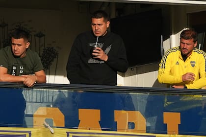 Juan Román Riquelme, junto a su hermano Cristian y Mariano Herrón, el DT que tomó las riendas del plantel profesional de Boca tras el despido de Ibarra