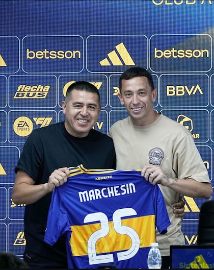 Juan Román Riquelme junto al arquero, que utilizará la camiseta número 25 en Boca.