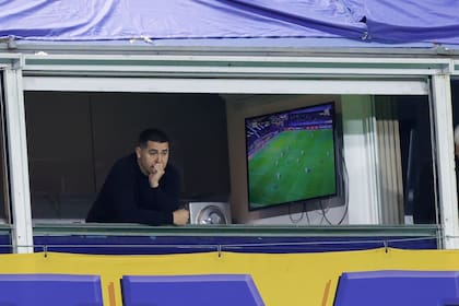 Juan Román Riquelme mira el partido en la Bombonera desde su palco