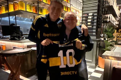 Juan Román Riquelme, presidente de Boca, junto Gastón Riveira, fundador y chef de La Cabrera
