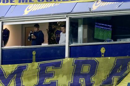 Juan Román Riquelme ve un partido de Boca desde su palco, junto a su hermano Cristian