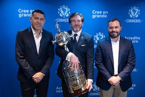 Juan Román Riquelme, vicepresidente de Boca, Alejandro Domínguez, presidente de la Conmebol, y Mario Bittencourt, presidente de Fluminense
