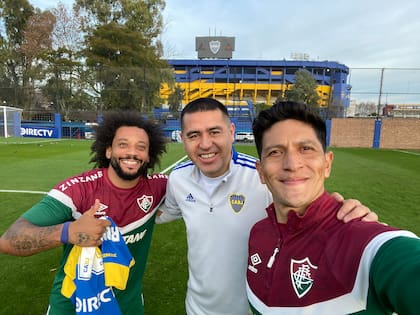 Juan Román Riquelme, vicepresidente de Boca, posando con Marcelo y Germán Cano, delantero argentino; Fluminense se entrenó en Casa Amarilla y el 10 aprovechó para hacer sociales