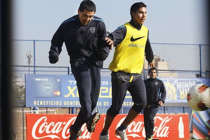 Juan Román Riquelme y Pol Fernández fueron compañeros en Boca entre 2012 y 2013; ahora en su rol como vicepresidente, el ex 10 busca como refuerzos futbolistas que ya hayan tenido una experiencia en azul y oro: así llegó el volante que fue importante para lograr la última Superliga