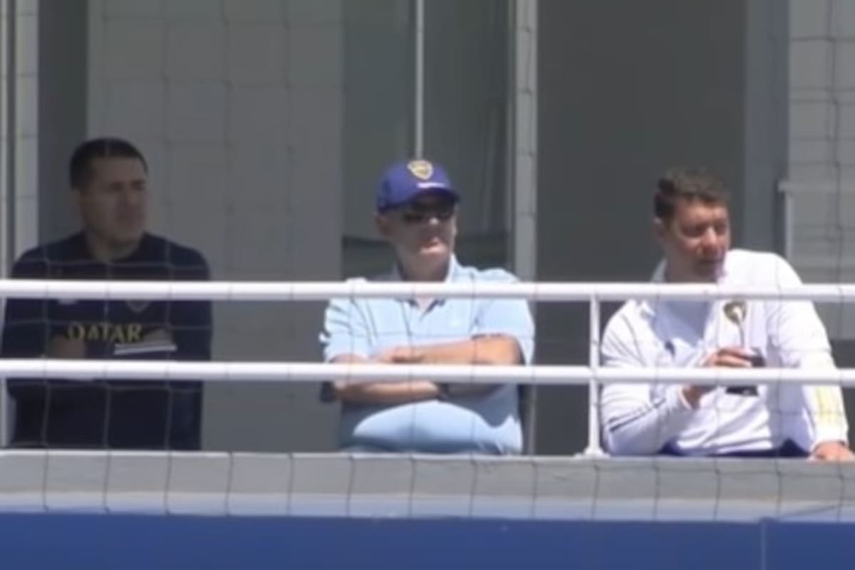 Juan Román Riquelme y Sebastián Battaglia viven días de tensión en Boca; en el centro, Ricardo Rosica, el secretario general del club