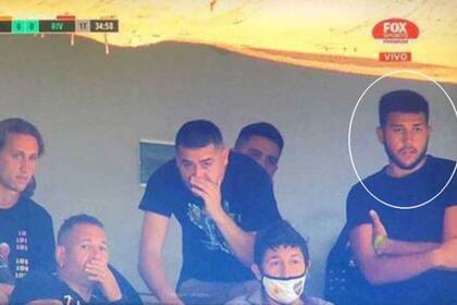 Juan Román Riquelme y su hijo, Agustín, en el palco de Boca