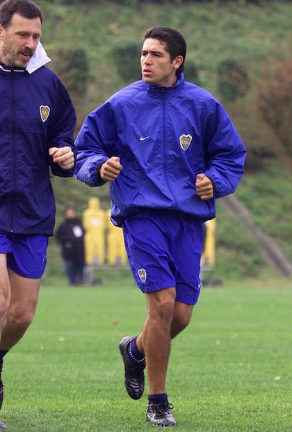 Juan Román Riquelme y un trabajo diferenciado con el kinesiólogo Rubén Araguas en el estadio Kawasaki el 23 de noviembre de 2000