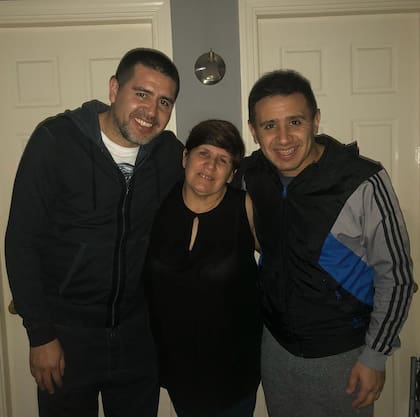 Juan Román y Chanchi Riquelme; en el medio, su mamá, María