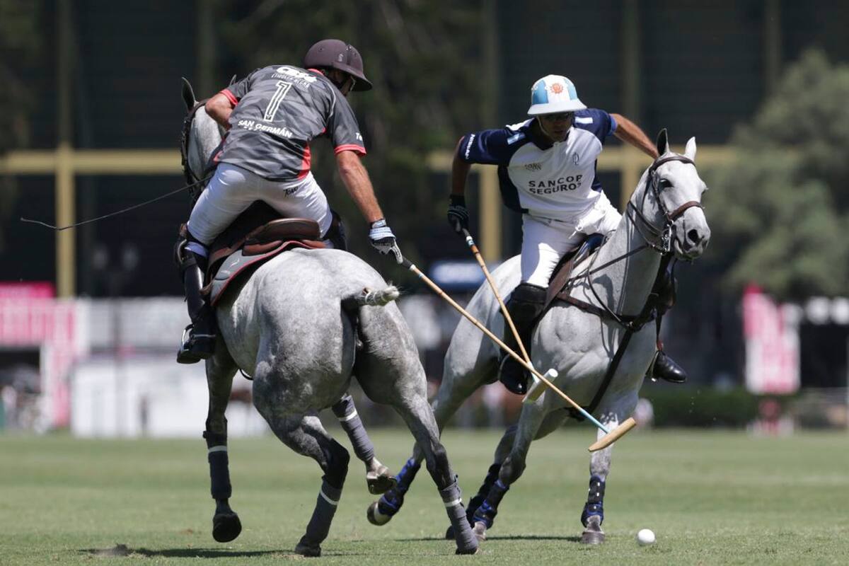Juan Ruiz Guiñazú y Adolfo Cambiaso a contramano en la cancha 2 de Palermo; La Dolfina no tuvo problemas ante La Irenita.