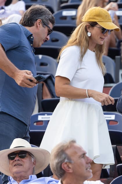 Juan Sánchez Elía y Lucila Neuss se acomodan en la tribuna central.