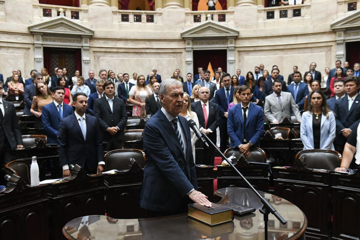 Juan Schiaretti al jurar como diputado por el bloque Provincias Unidas