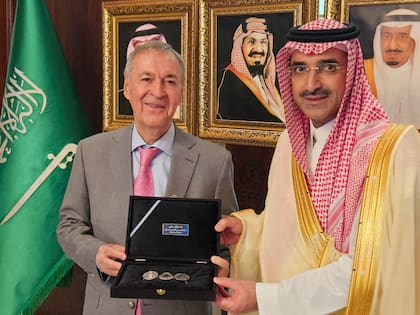 Juan Schiaretti, en Arabia Saudita. Se fue del país después de la primera vuelta y volverá la semana que empieza