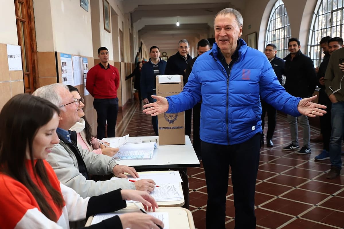 Juan Schiaretti llega a votar en Cordoba en el Instituto Villada