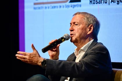 Juan Schiaretti participó del Seminario Acsoja en la Bolsa de Comercio de Rosario