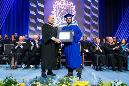 Juan se graduó con honores en su área de estudios y obtuvo el Governor General’s Academic Medal at NAIT, otorgado por ser el mejor promedio de toda la universidad en una carrera de dos años, entre aproximadamente 400 alumnos.